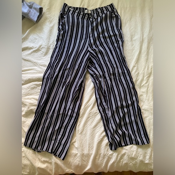 Women’s Wide Leg Capris - Picture 2 of 4